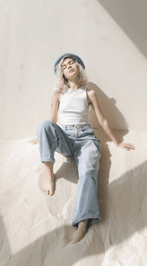 Photo d'une femme avec un débardeur blanc et un jean