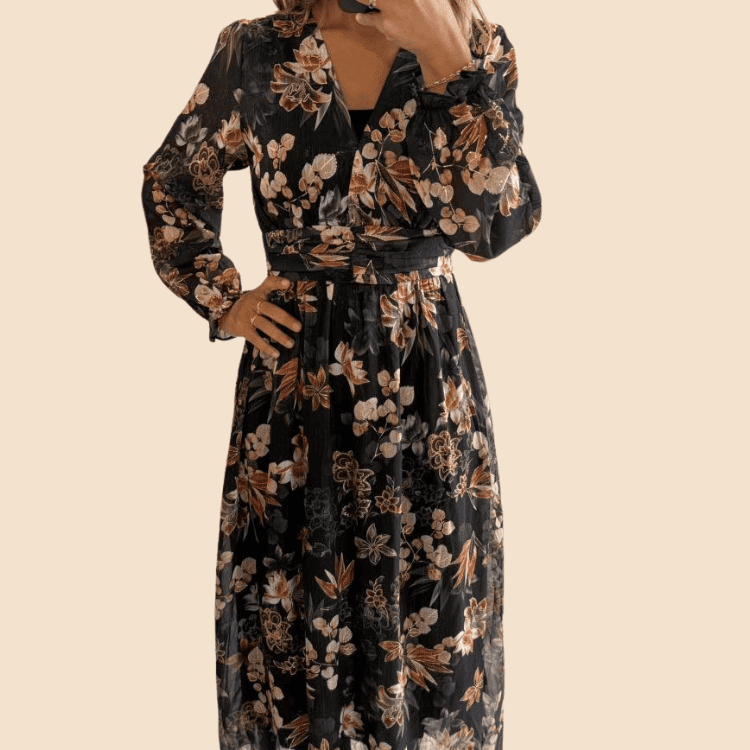 Photo d'une femme avec une robe modèle 2025